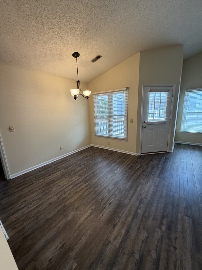 Photo - 103 W Victoria Ct