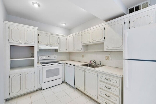 Building Photo - 2851 S Ocean Blvd
