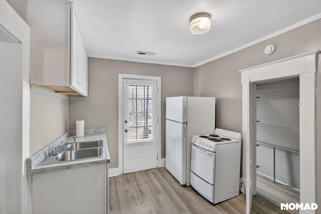 Photo - 235 E Monmouth St