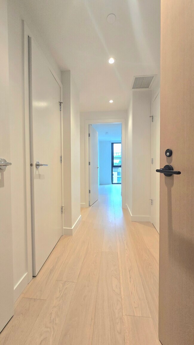 1530 W 6th Ave