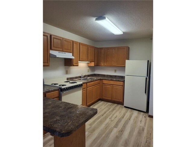 Building Photo - 609 Main St S Unit 2