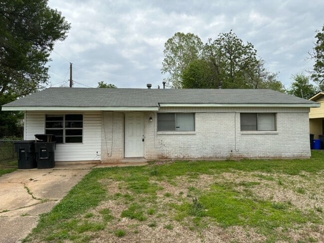 Building Photo - 3 Bed, 1 Bath Bossier Home