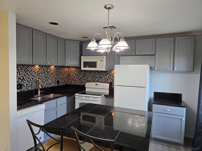 Building Photo - 82075 Country Club Dr Unit 12 Rental