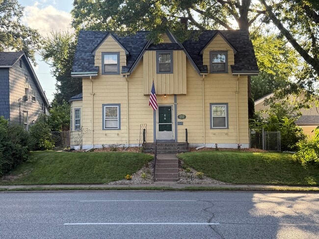 Building Photo - 1522 Brady St Unit 1