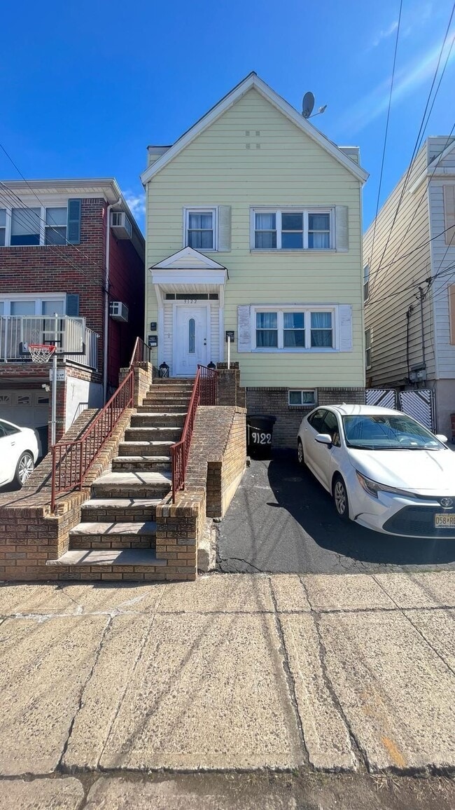 Building Photo - 9122 Newkirk Ave Unit 2