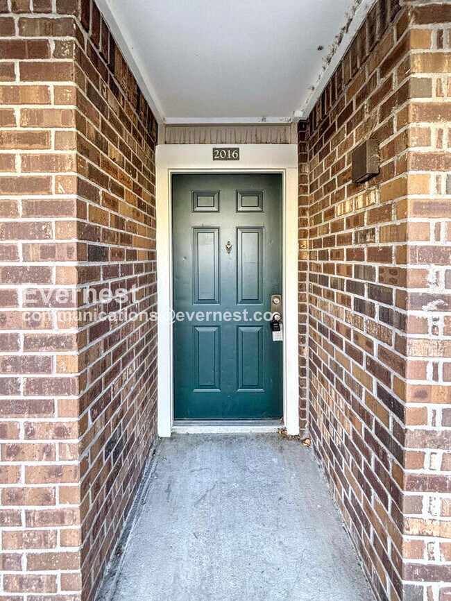 Photo - 2016 Oxford Ln