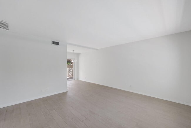 Building Photo - 609 NE 13th Ave Unit 102 Rental