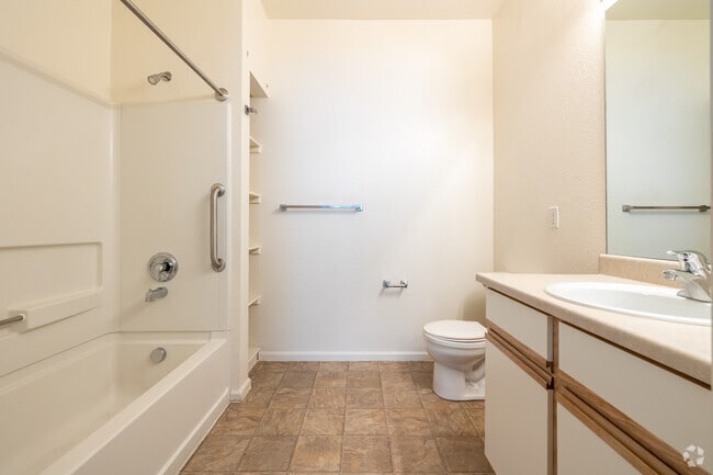 1BR, 1BA - 625SF - Bathroom