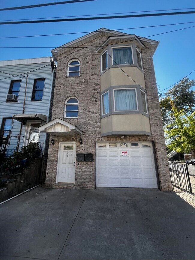Building Photo - 363 Bramhall Ave Unit 2 Rental