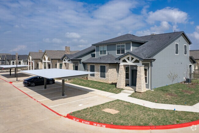 Estacionamiento cubierto - Home at Waller