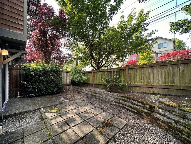Photo - 3bs/2.5ba Seattle Townhome