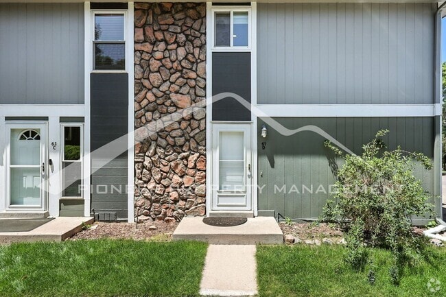 Building Photo - Spacious Townhouse with Washer/Dryer and C...