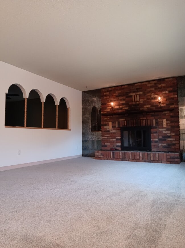 Building Photo - 2479 Malletts Bay Ave