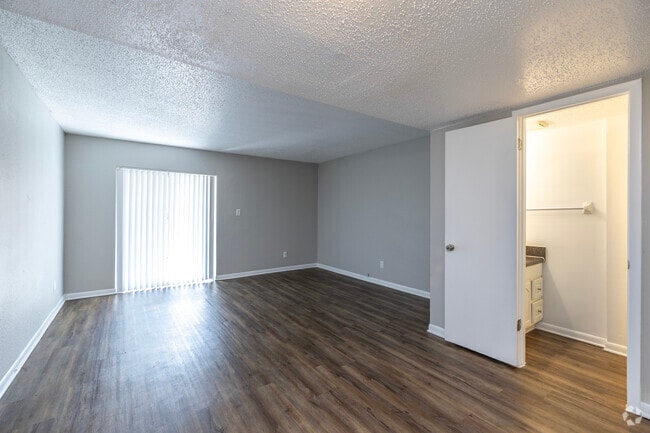 Queen Deluxe - 3BR, 1.5BA - 1200SF - Living Room