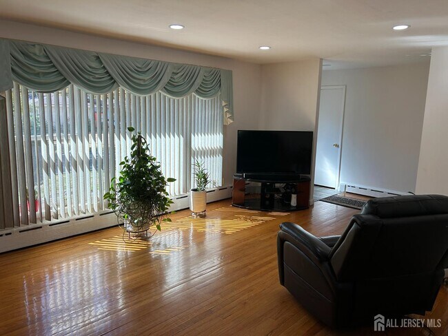 Photo - 1471 Thomas Ave
