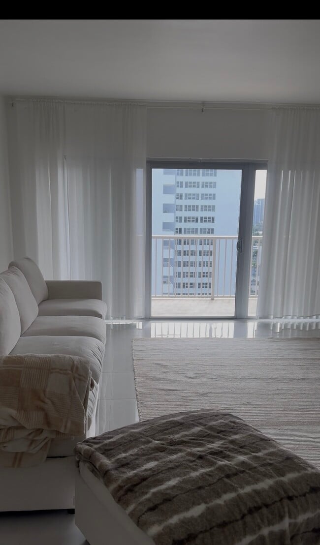 Building Photo - 1980 S Ocean Dr Unit 19g