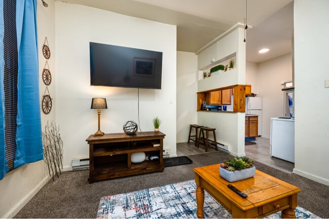 Photo - 612 W Market St Unidad 1st floor front