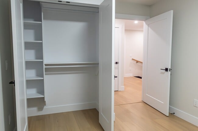 Building Photo - 171 Colonial Cres