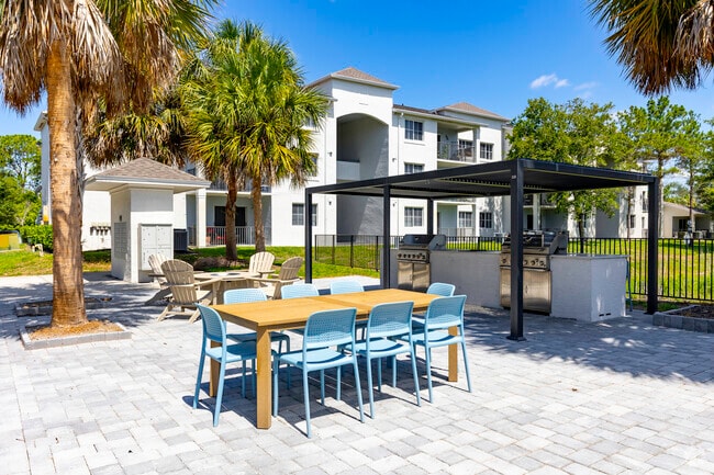 Outdoor Lounge - Grill Area