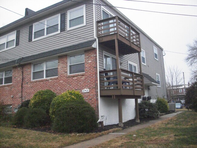 Building Photo - 22 E 6th St Unit D