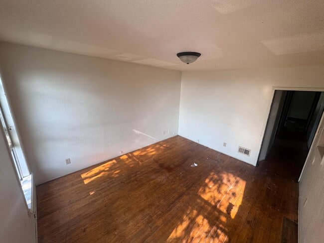 307 W 4th St