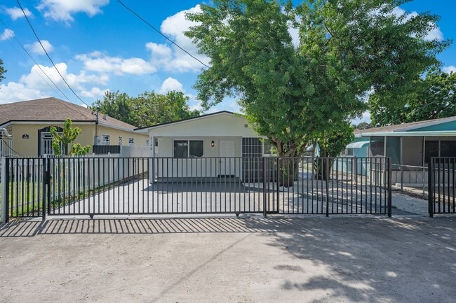 Building Photo - Fully renovated stylish 3 bed 2 bath home featuring a luxury kitchen, modern appliances on a fenc...