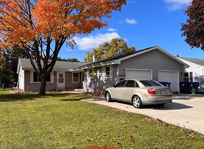 Building Photo - 2 Bedroom 1 Bath Duplex