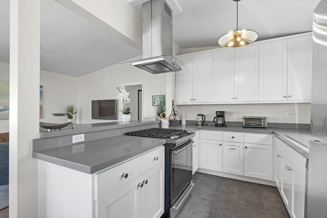 Building Photo - 707 1/2-707 1/2 6th Ave Unit 707.5
