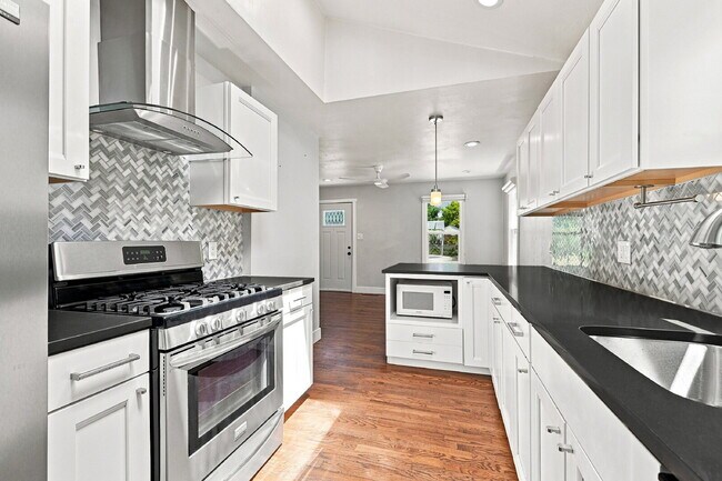 $2,340.95 with $300 off the first month's rent, 2 Beds - 1 Bath, Single Family Home in Denver wit...