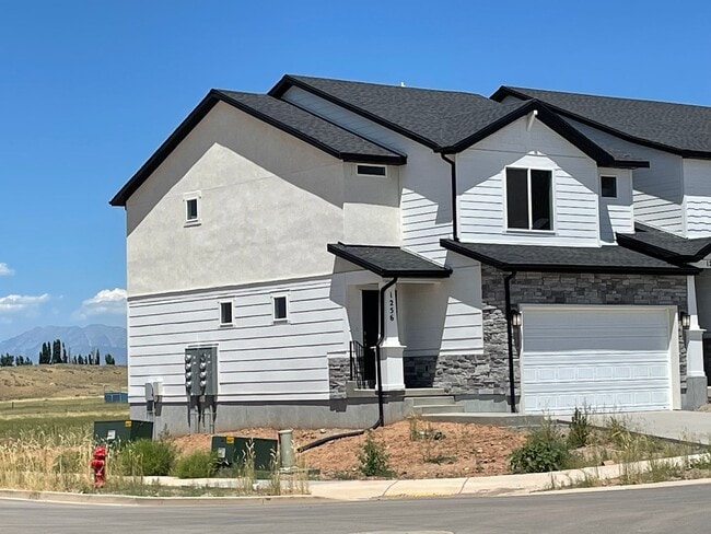 Building Photo - 3-Bedroom Townhome in Santaquin!
