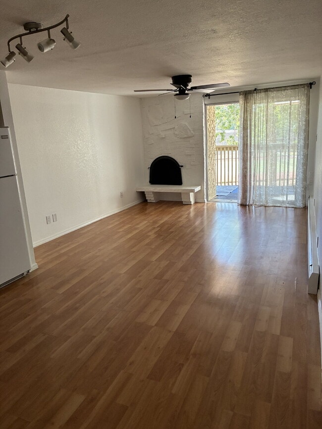Building Photo - Beautiful Updated 1 Bedroom 1 Bathroom - Huge Living Room! Unit #258
