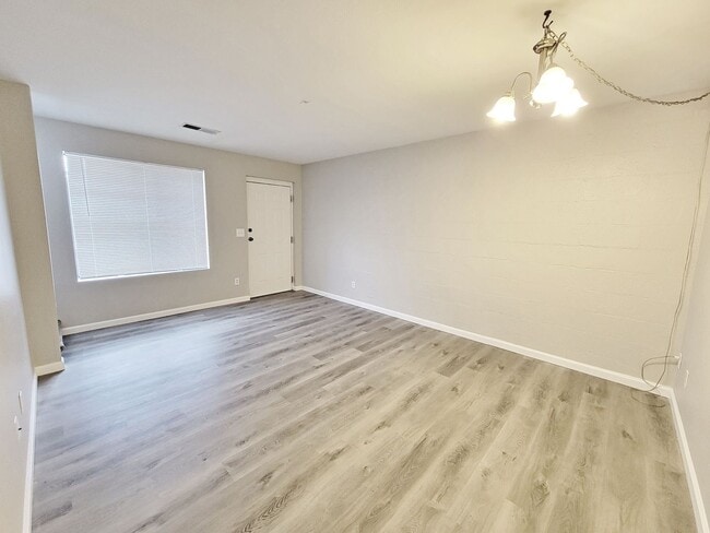 Move-in Special $500 off first month's ren... - Move-in Special $500 off first month's ren... House