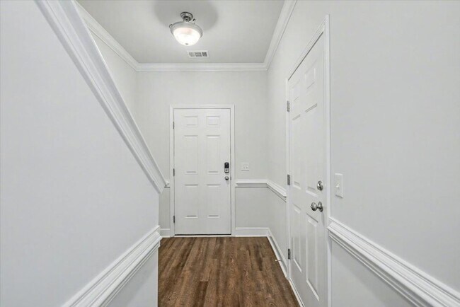 Photo - Like New 3 Bed, 2.5 Bath End Unit Townhome in Richmond Hill