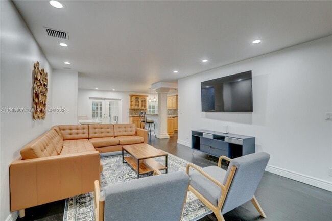 Photo - 736 NE 34th Ct