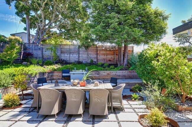 Photo - 453 Wellesley Ave