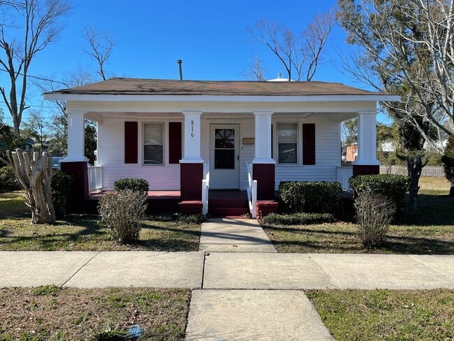 Building Photo - Charming older home close to downtown!