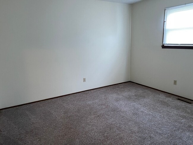 Building Photo - 3 BEDROOM 1.5 BATHROOM TOWNHOUSE FOR RENT