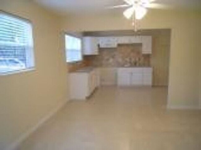 Photo - 4/2 Available at 6911 Miss Muffet!