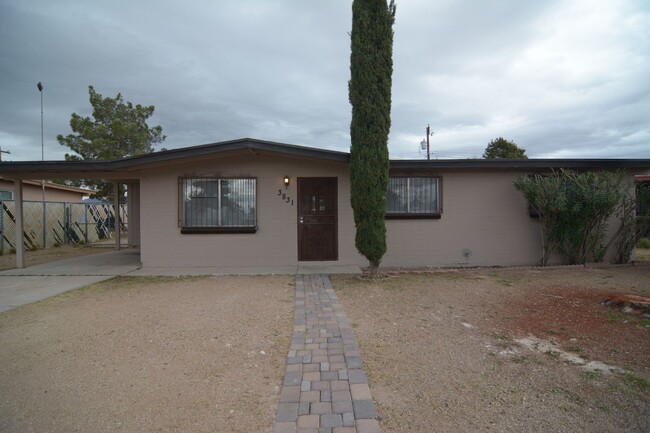 Building Photo - Charming 3 Bedroom 2 Bath Home! South Tucs...