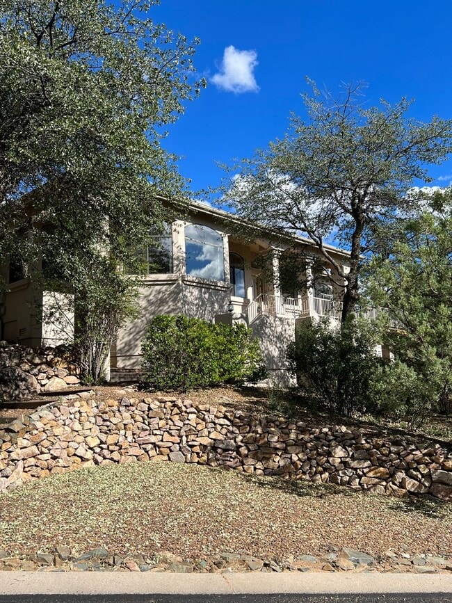 Building Photo - 3 Bedroom 2 Bath Home Overlooking Thumb Butte ~ Forest Trails