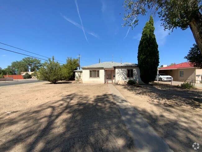 Building Photo - 2 Bedroom Single Story Home Available Near...
