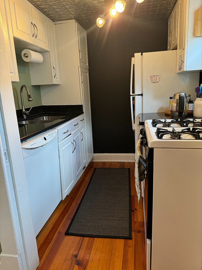 Fully Furnished 3 Bedroom/ 1 Bathroom Home... House Rental in