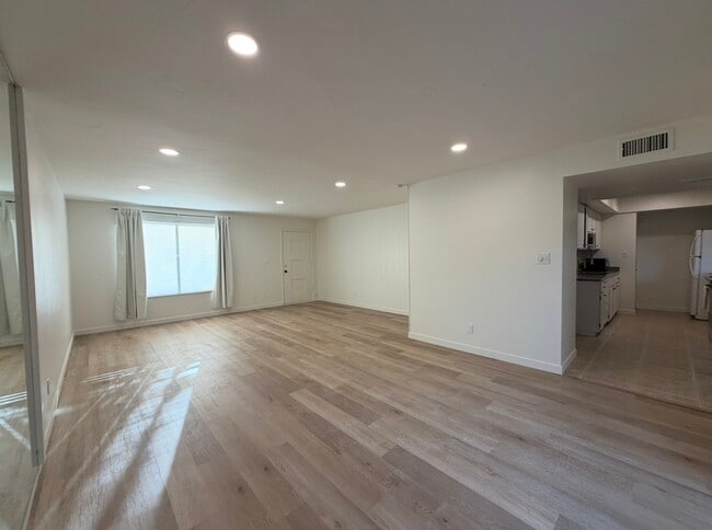 Living Room Walkway to Kitchen/Dining - 4818 S Alder Dr