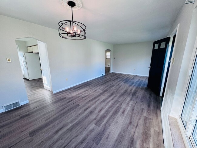 Photo - Beautiful Three Bedroom with Basement and Garage