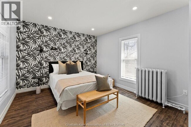 Photo - 135 William St N