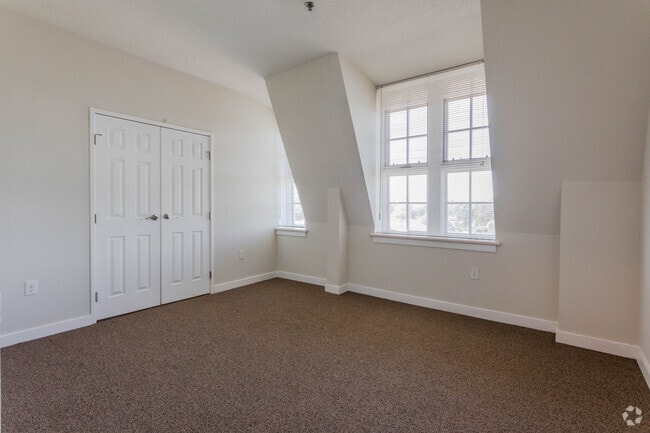 Bedroom - 2BR/1BA - 507 - Charles Street Place Apartments