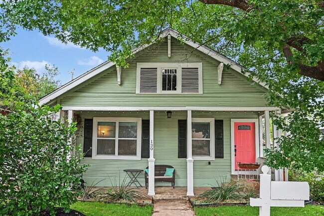 Building Photo - "Charming 3-Bedroom Sanctuary with 2 Full Baths in San Antonio located close to Alamo Heights and...