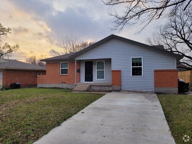Building Photo - 615 Royal Crest Dr Rental
