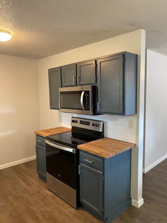 New stainless steel appliances - 4327 Stayman Dr