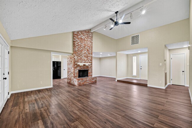 Photo - 711 Leicester Ln